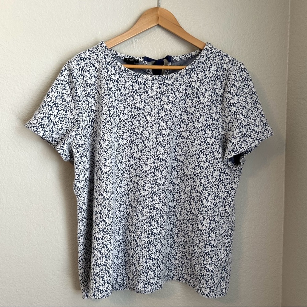 Talbots Textured Knit Blue and White Floral Short Sleeve Top w/Keyhole Back, 2X - Picture 2 of 8